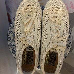 VANS sneakers. Size: 9.5 Men = 11.0 Women
Color: Marshmallow